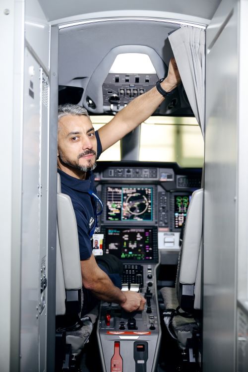 En man i ett flygplan