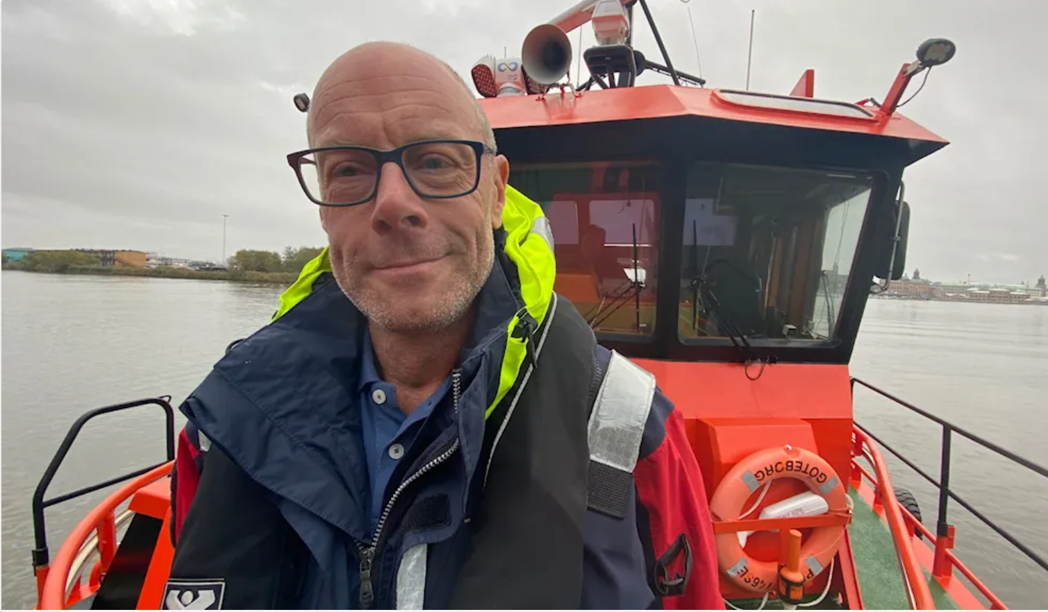 Lotsen Patrik Wikand i arbetskläder på en båt