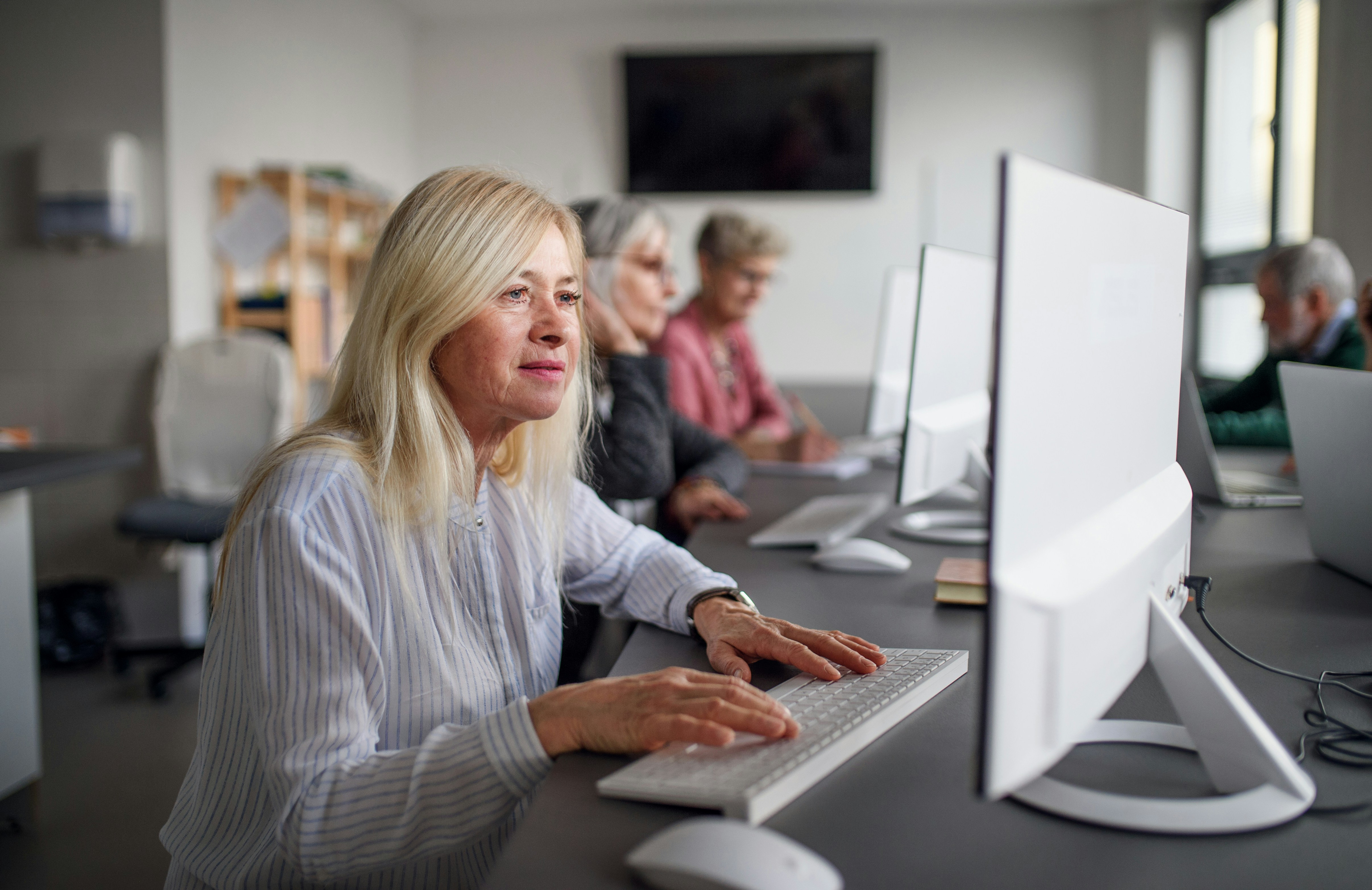 Kvinna arbetar framför datorn