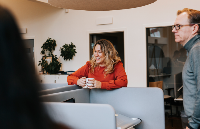 En man och en kvinna sitter vid ett bord.