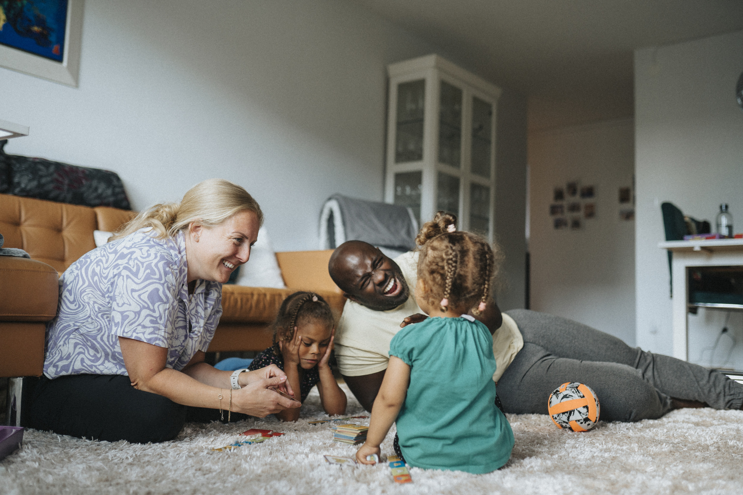 En grupp människor som sitter på golvet tillsammans.