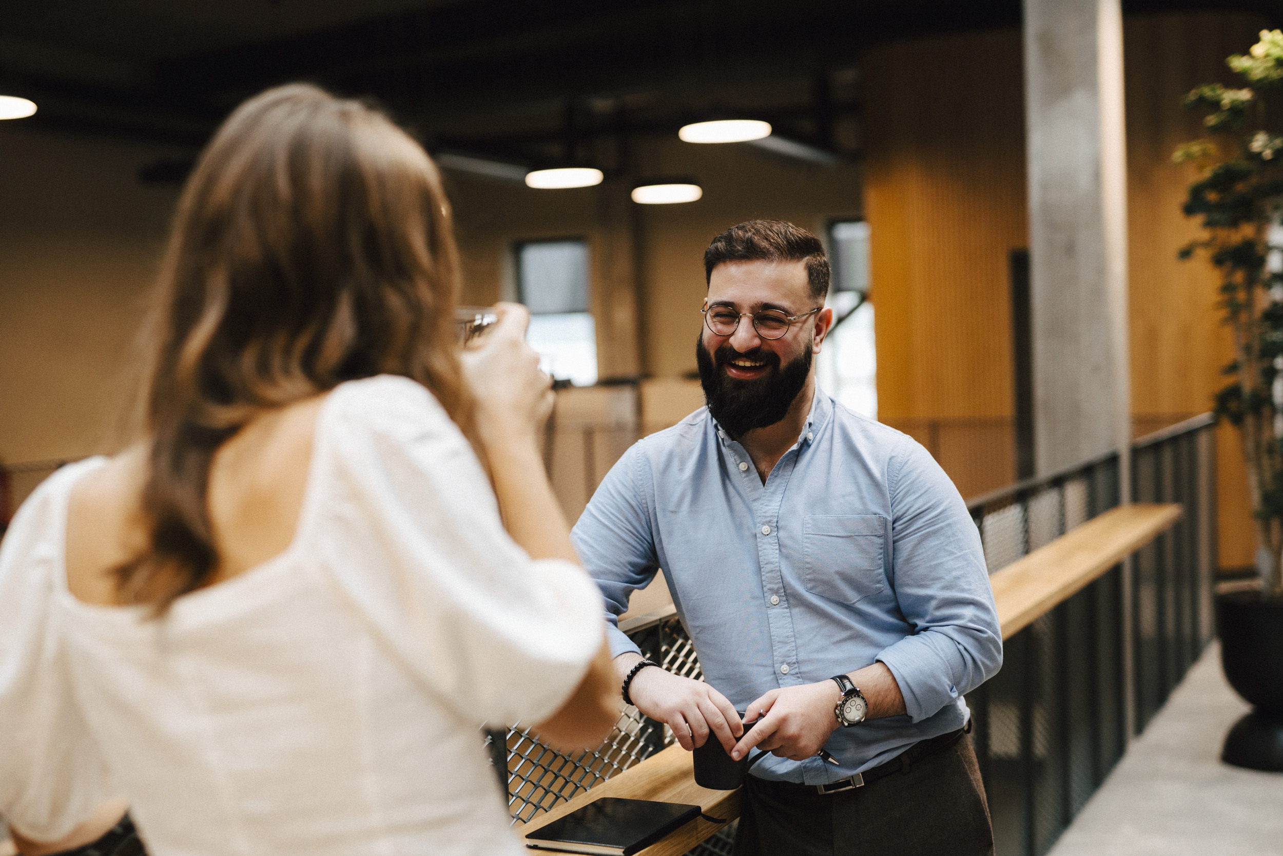 En man som står bredvid en kvinna i ett rum.