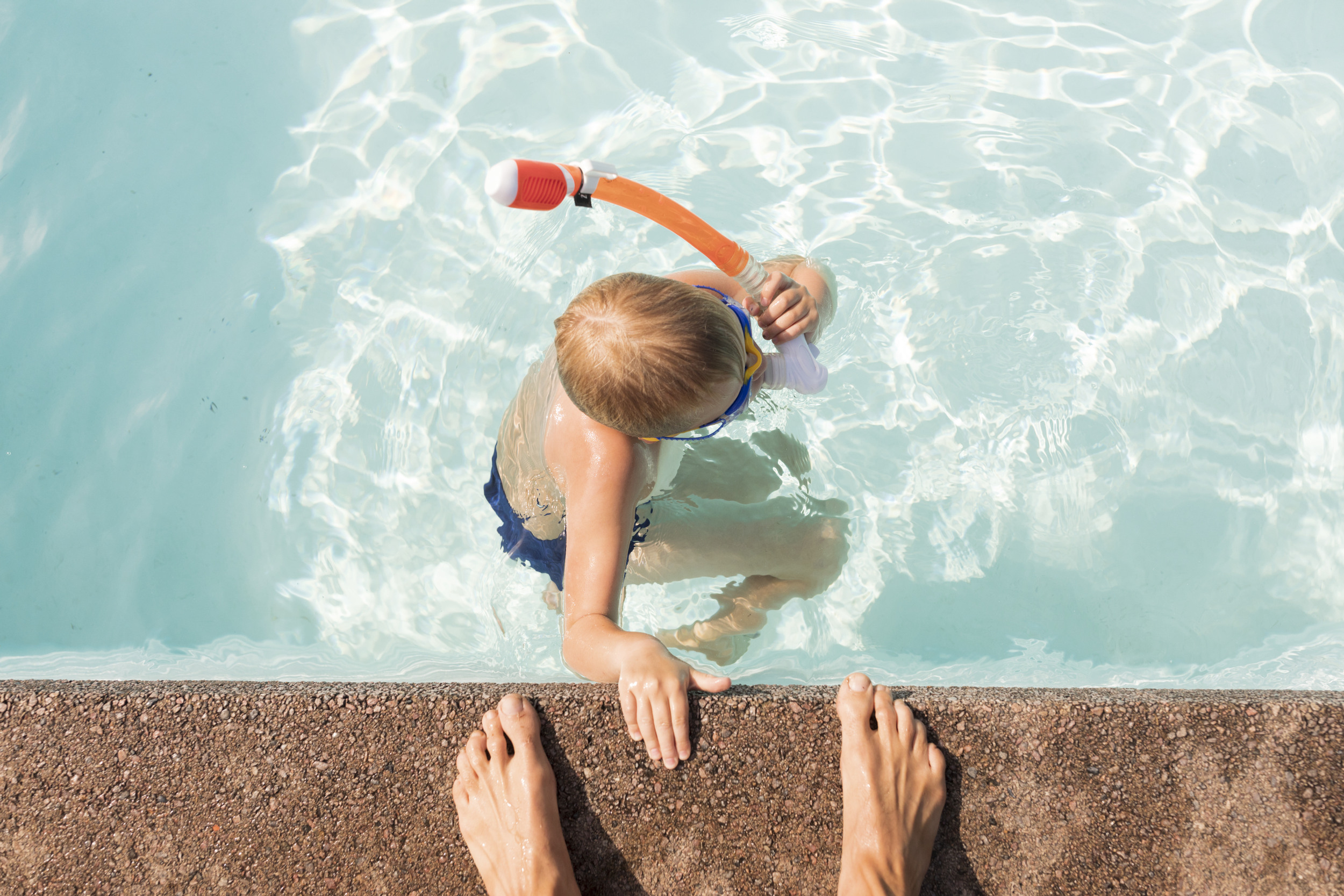 En person som står i en pool med en snorkel.
