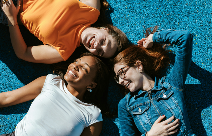 En grupp unga kvinnor som ligger på marken