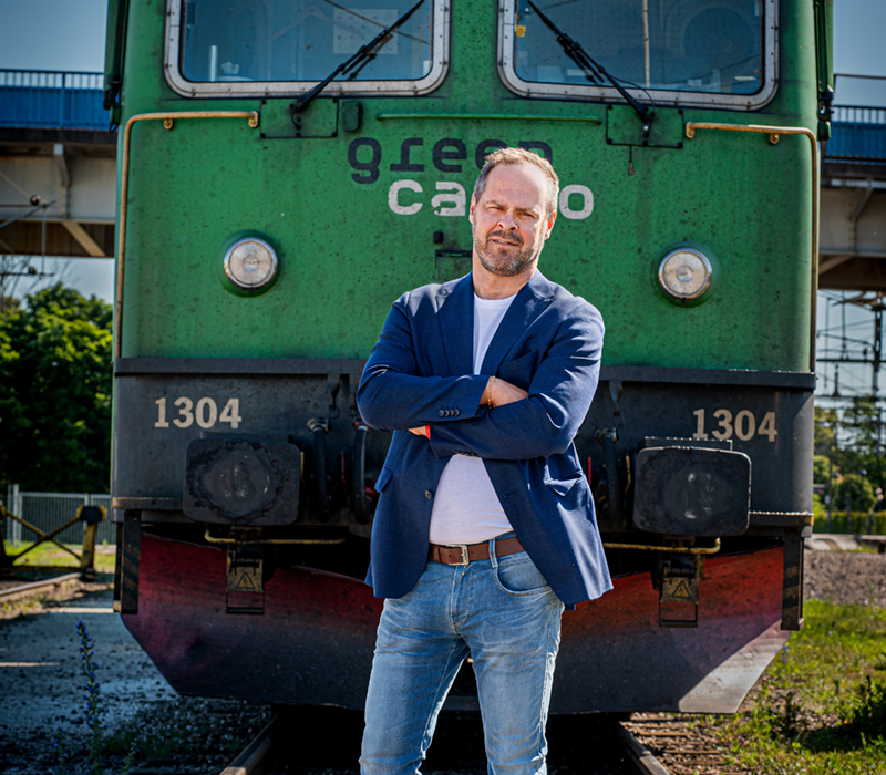 En man står framför ett tåg